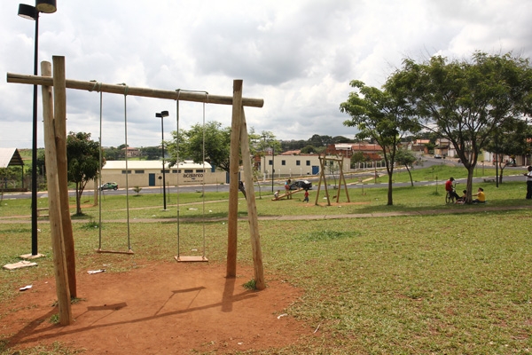 PARQUE DE MADEIRA - Imagem de parque infantil no bairro Jardim Aeroporto II. De acordo com a Secretaria de Educação, os brinquedos devem ser entregues nas escolas nas próximas semanas